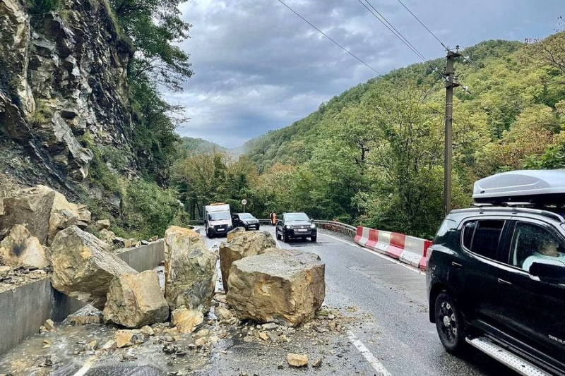 На трассе Джубга — Сочи произошел камнепад, дорога перекрыта