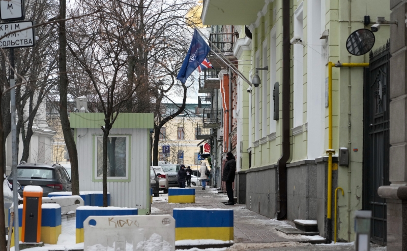 НАТО временно закрыло офис в Киеве