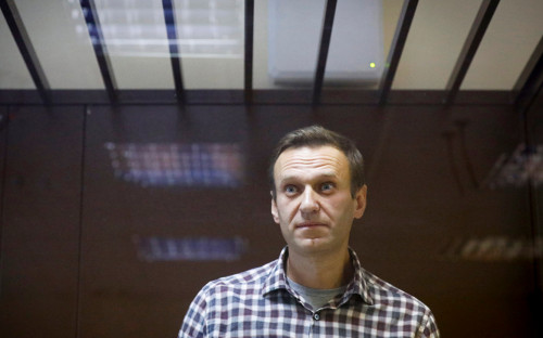 Навальный рассказал о «подкинутых конфетах» и жареной курице в колонии