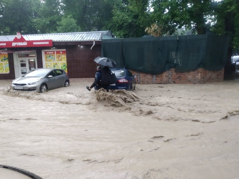 Наводнение в Ялте из-за вышедшей из берегов реки. Фоторепортаж