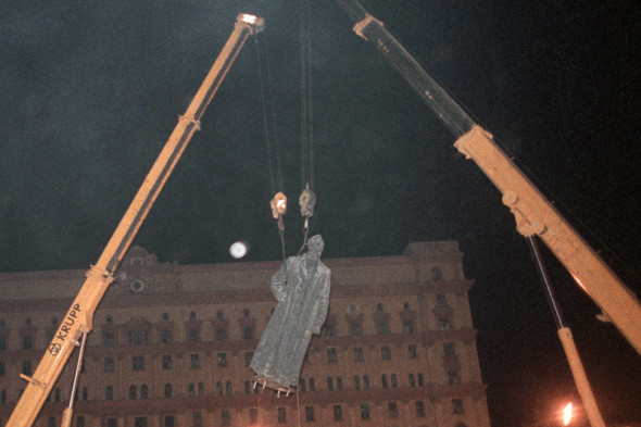 Не там встали: скандалы вокруг установки монументов и зданий в России