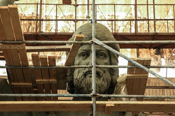 Не там встали: скандалы вокруг установки монументов и зданий в России