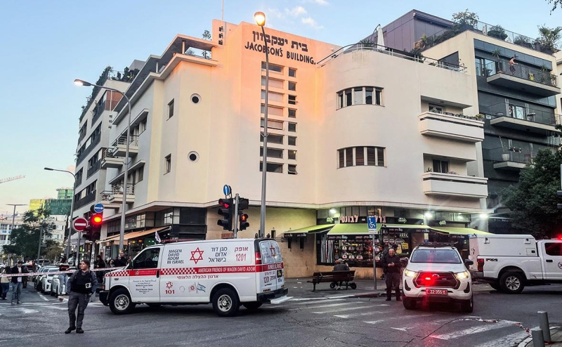 Неизвестный напал на прохожих с ножом в Тель-Авиве