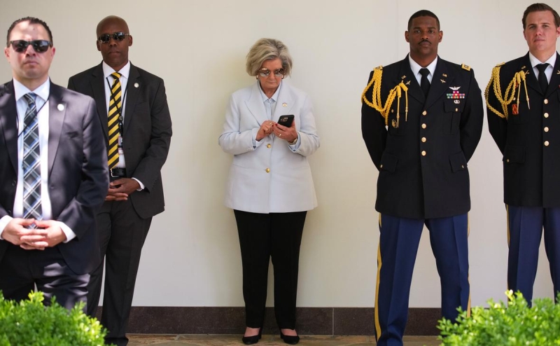 Неизвестный попросил у сенатора деньги от лица главы аппарата Белого