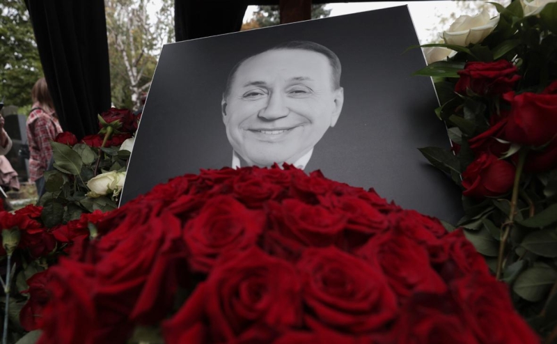 Неизвестный разгромил могилу Маслякова и попытался унести с нее крест