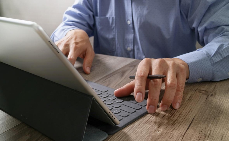 Нейросети для &laquo;чайников&raquo;: кто и зачем учит работать с чат-ботами