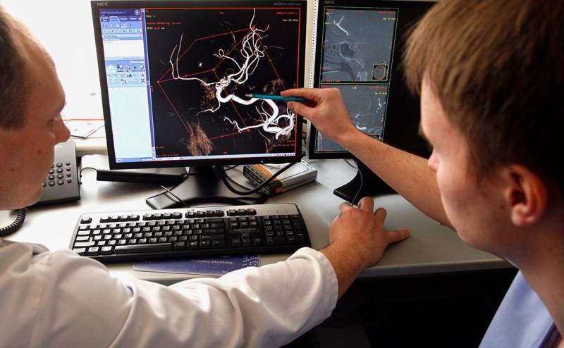 Нейросети для &laquo;чайников&raquo;: кто и зачем учит работать с чат-ботами