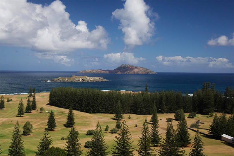 Необитаемые острова и «ад в раю»: кого Трамп счел торговыми