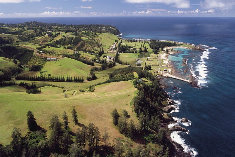 Необитаемые острова и «ад в раю»: кого Трамп счел торговыми