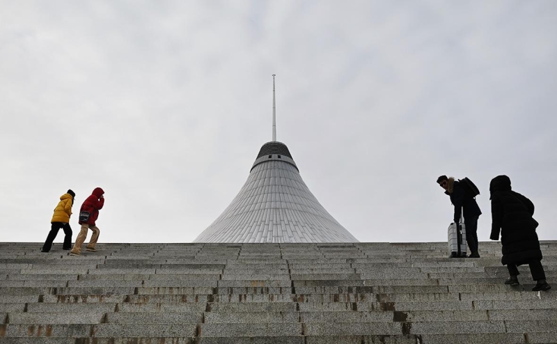 Нерезидентам Казахстана ограничили годом срок действия банковских карт