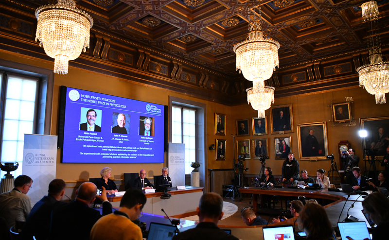 Нобелевскую премию по физике дали за изучение движения электронов