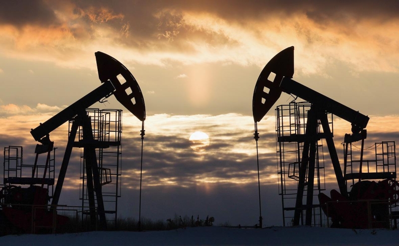 Новак анонсировал новое добровольное сокращение добычи нефти в России