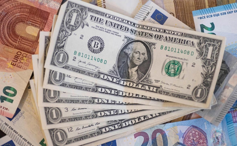 Объем наличной валюты у россиян сократился на ₽17,8 млрд