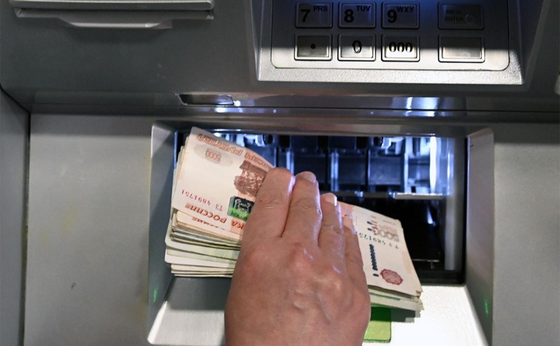 Объем наличных в кассах банков и банкоматах впервые превысил 2 трлн