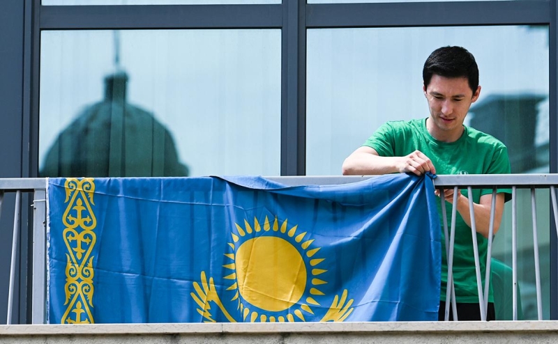 Объем переводов из России в Казахстан вырос почти в три раза