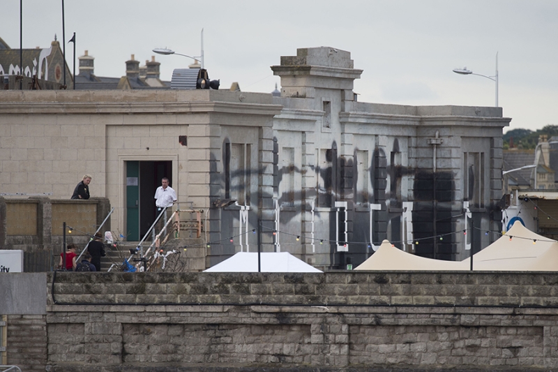 Обезьяны в парламенте, шредер и плакат в крови: 10 значимых работ