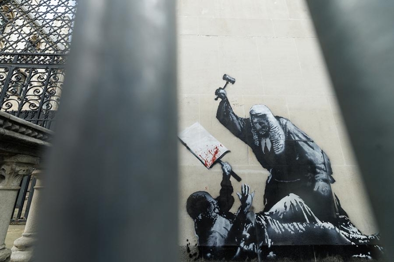 Обезьяны в парламенте, шредер и плакат в крови: 10 значимых работ