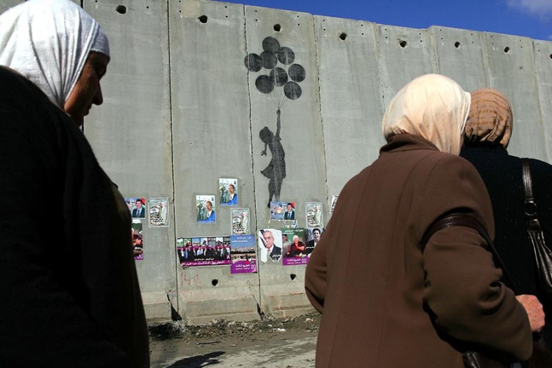 Обезьяны в парламенте, шредер и плакат в крови: 10 значимых работ