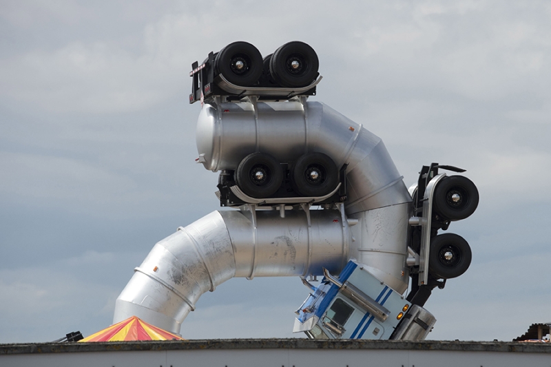 Обезьяны в парламенте, шредер и плакат в крови: 10 значимых работ