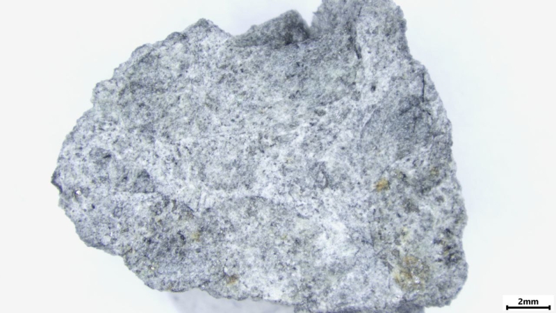 Обломок зеленого метеорита, который видели над Москвой. Видео