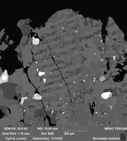 Обломок зеленого метеорита, который видели над Москвой. Видео