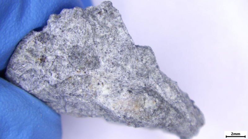 Обломок зеленого метеорита, который видели над Москвой. Видео