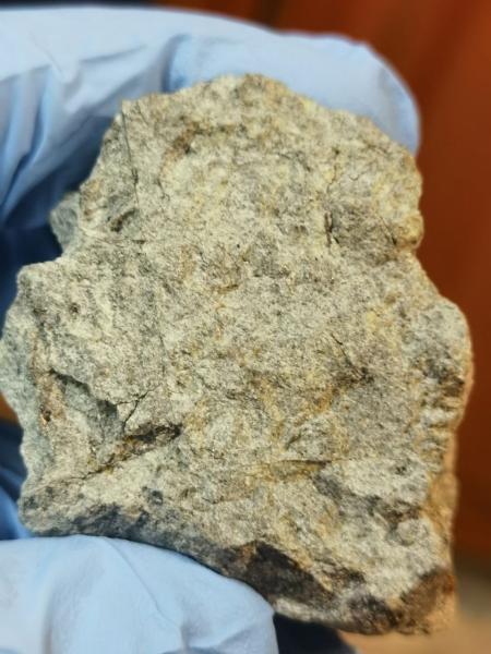 Обломок зеленого метеорита, который видели над Москвой. Видео