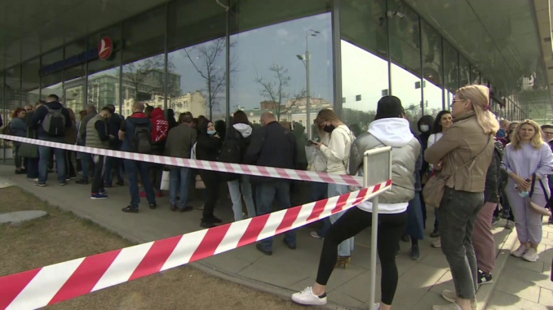 Очередь у офиса Turkish Airlines в Москве после отмены полетов. Видео