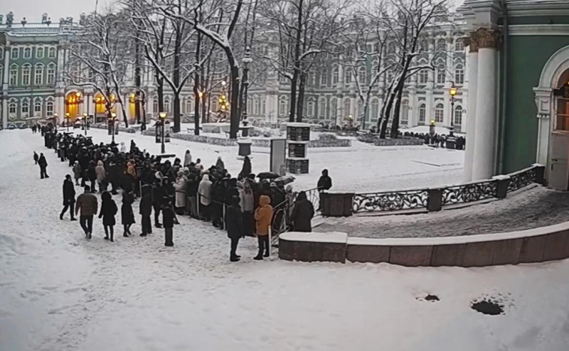 Очередь в Эрмитаж растянулась от входа до Александровской колонны