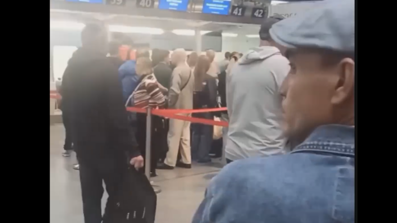 Очевидцы рассказали о хаосе в аэропортах из-за ситуации в Пулково