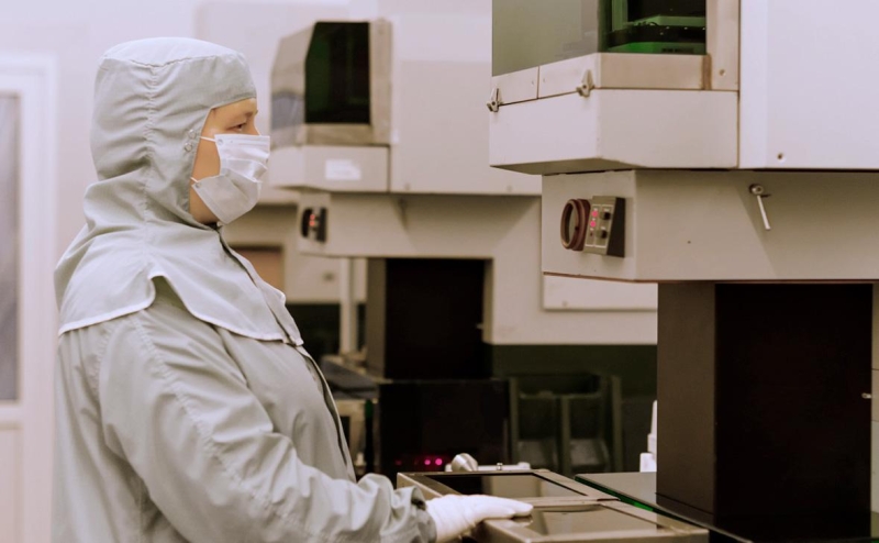 Одно из крупнейших производств чипов в России встало после атаки