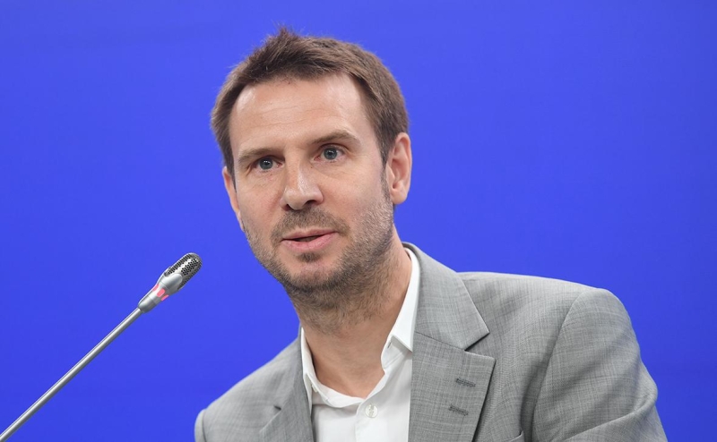 Оливер Хьюз получил должность в грузинском банке