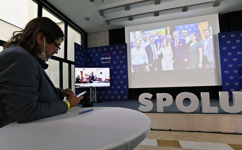 Оппозиционная коалиция обошла партию премьера на выборах в Чехии