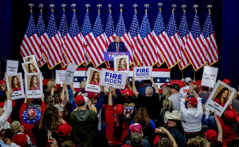 Опрос показал спад поддержки Байдена среди людей без высшего