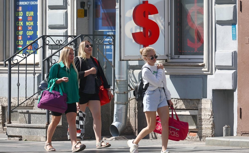 Опрошенные ЦБ аналитики вновь ухудшили прогноз по курсу рубля