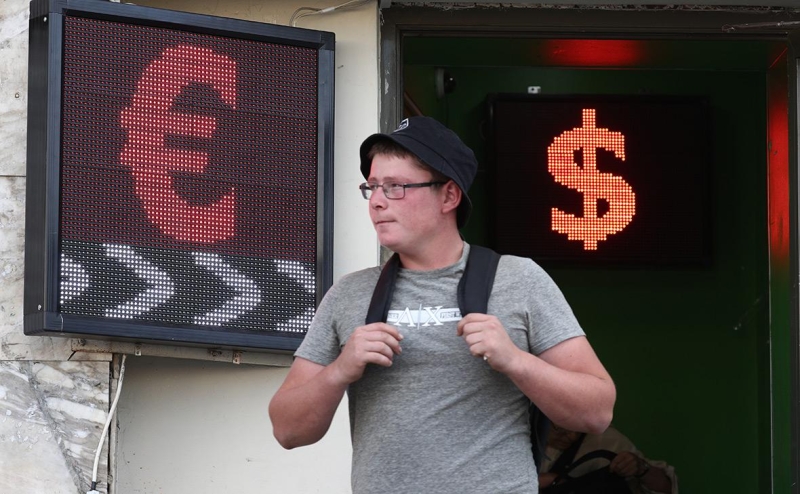 Опрошенные ЦБ аналитики второй раз подряд улучшили прогноз по курсу