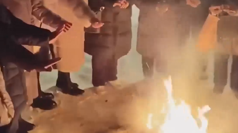 Оставшиеся без отопления жители Электростали разожгли костер на улице