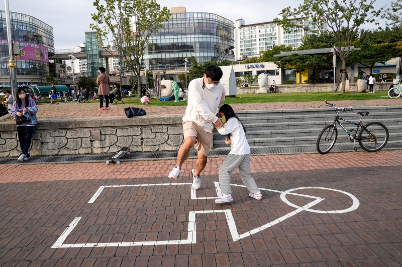 От маникюра до футбола: как «Игра в кальмара» захватила разные страны