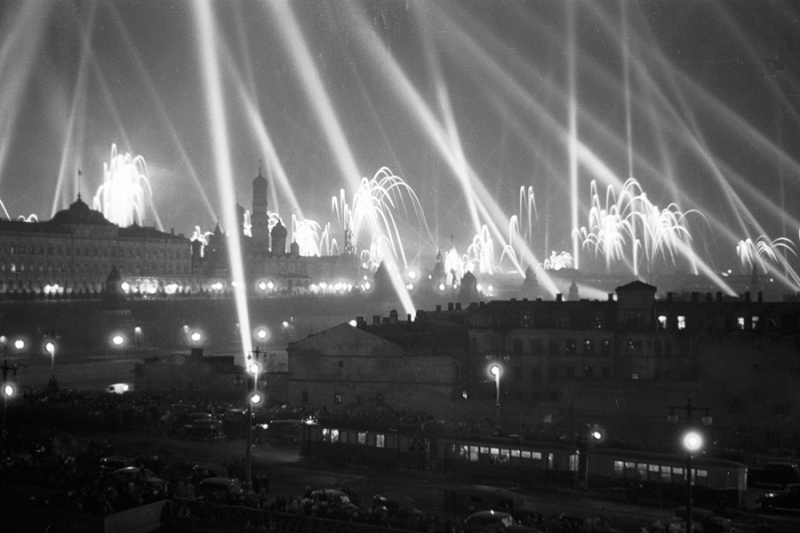 От семейных встреч до &laquo;Бессмертного полка&raquo;: 80 лет празднования 9 мая