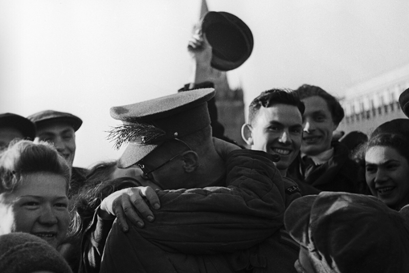 От семейных встреч до &laquo;Бессмертного полка&raquo;: 80 лет празднования 9 мая