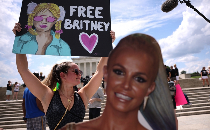 Отец Бритни Спирс попросил отменить опеку и отказался от $2 млн