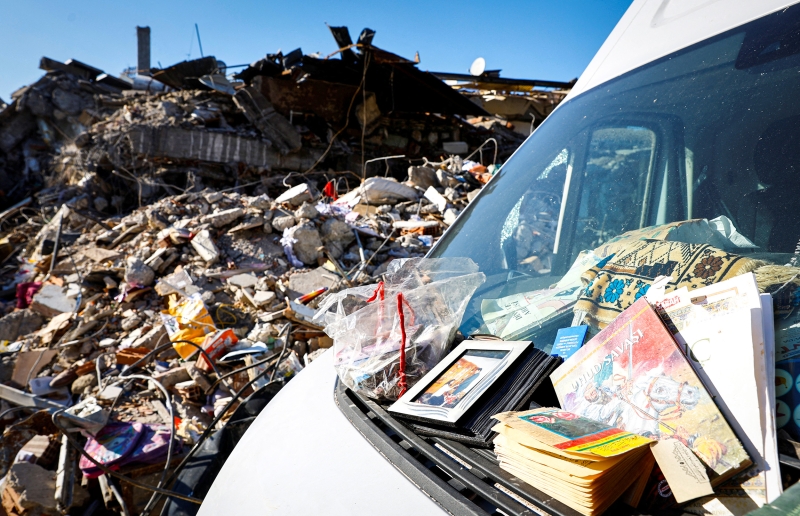 Память вещей: что находили среди обломков после землетрясения в Турции