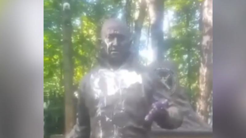 Памятник на могиле Пригожина облили краской