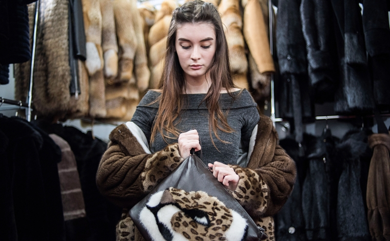 Пандемия обвалила продажи шуб в России
