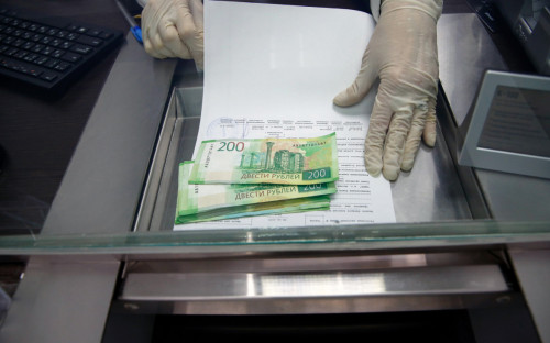 Пандемия уменьшила среди россиян число сторонников наличных денег