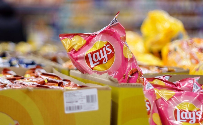 PepsiCo предупредила сети о перебоях в поставках чипсов Lay's