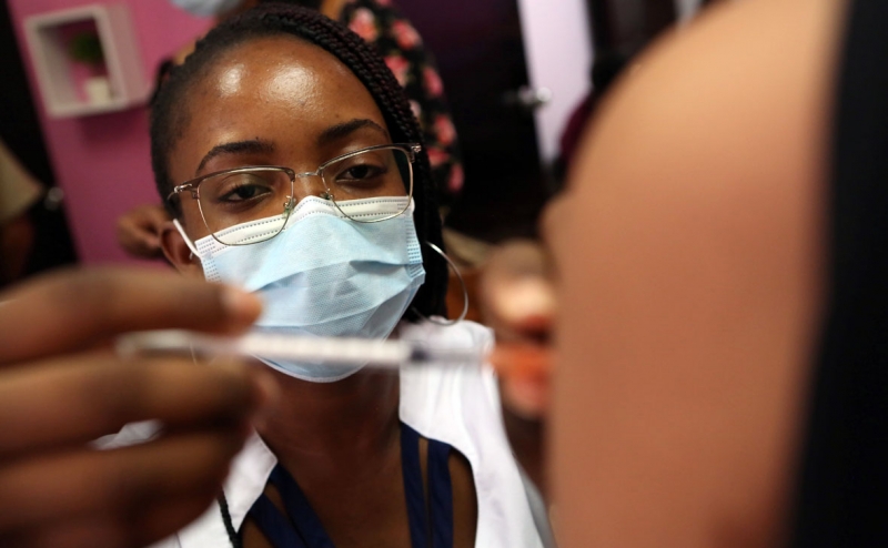 Первая страна в мире ввела обязательную вакцинацию от COVID-19 для детей