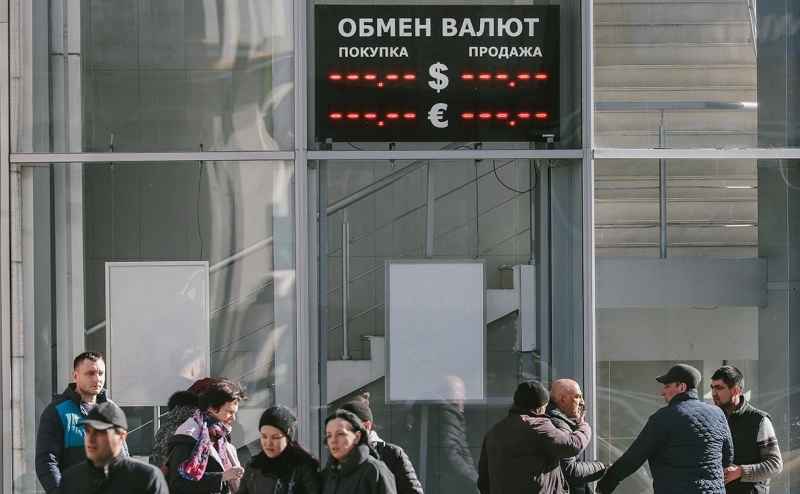 Первый зампред ВТБ предложил ЦБ интервенции для рубля вместо роста