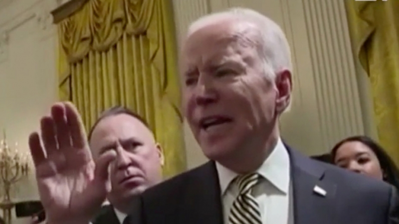 Песков напомнил назвавшему Путина военным преступником Байдену про бомбы