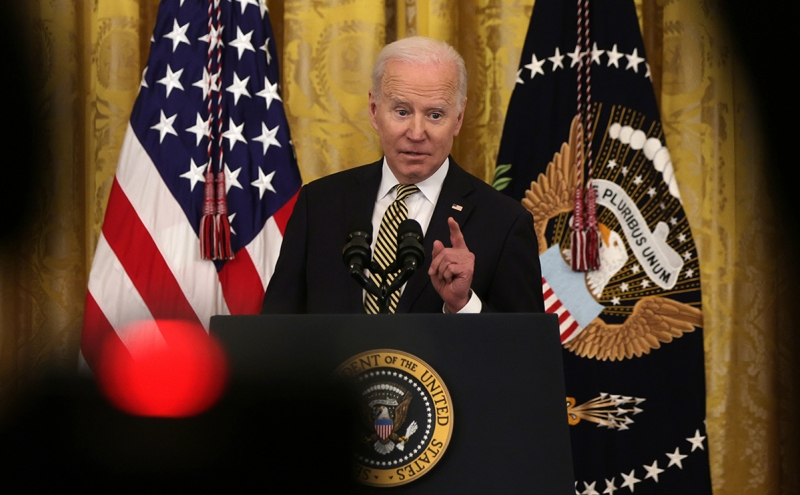 Песков напомнил назвавшему Путина военным преступником Байдену про бомбы